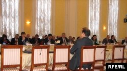 Участники конференции «Председательство Казахстана в ОБСЕ: вызовы и возможности» за столом переговоров. Астана, 28 октября 2009 года.