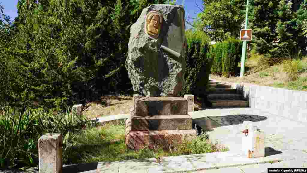 Могила українського поета, перекладача античної літератури, професійного лікаря Степана Руданського (1834-1873) &ndash; єдиний меморіал у північній частині кладовища