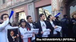 В неправительственном секторе растет недовольство правительством, считающим себя приверженцем прозрачной политики действий. Власти приняли очередное непопулярное решение, утверждают общественники