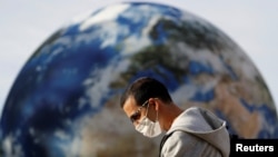 Повсюди в транспорті, в крамницях, інших громадських місцях потрібно мати респіратор рівня FFP-2, звичайної захисної маски вже недостатньо