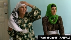 Мошариф Азимова ва келини нобинояш Зулфия Мирзоева дар таваллудхона.
