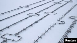 Трубопроводи на газопереробному об'єкті, що експлуатується «Газпромом». Газове родовище Бованенково на півострові Ямал. Росія, 21 травня 2019 року