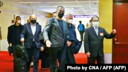 Ռաֆայել Գլյուկսմանի ղեկավարած Եվրախորհրդարանի պատվիրակությանը դիմավորում է Թայվանի փոխարտգործնախարար Հարրի Ցենգը, Տայուան, 3 նոյեմբերի 2021թ.