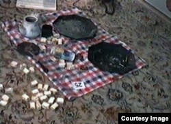 به گفته پلیس آلمان، در زمان قتل فرخزاد دو بشقاب روی زمین بود. ویدئویی که توسط برادرش، مهرداد، چند هفته پس از جنایت گرفته شده است، این موضوع را تایید می‌کند.