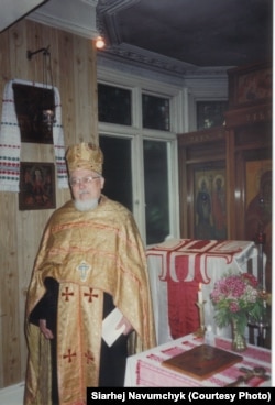 а. Аляксандар Надсан асьвячае сьцяг БНФ. Лёндан, ліпень 1996. Фота Сяргея Навумчыка