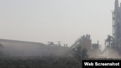 "Гежуба Шиелі цемент зауыты" маңынан көтерілген түтін. 2021 жылғы тамыз.