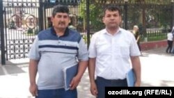 Адвокат Умид Давлетов (справа) и Гайрат Бабаджанов возле здания Верховного суда Узбекистана. Ташкент, 16 мая 2019 года. 