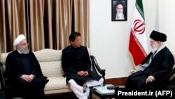 دیدار عمران خان، نخست‌وزیر پاکستان، با رهبر جمهوری اسلامی در حضور حسن روحانی، اردیبهشت ۹۸