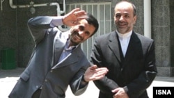 محمود احمدی نژاد در برابر دوربین خبرنگاران