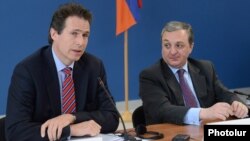 Armenia - Deputy Foreign Minister Zohrab Mnatsakanian (R) and Gunnar Wiegand, a senior EU official, at a news conference in Yerevan, 20Mar2013.