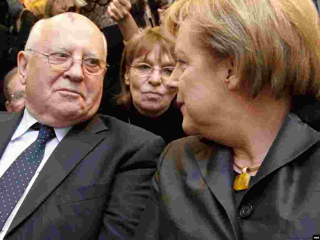 Колишній президент СРСР Михайло Горбачов і канцлер Німеччини Анґела Меркель на святкуванні на мості Борнгольмер-Брюке