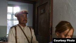 Актеры Бахтияр Кожа и Екатерина Редникова в фильме "Подарок Сталину". Алматы, 13 января 2009 года.