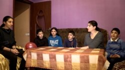 «Էլ ի՞նչ պետք է անեմ, որ աղքատ չլինեմ», իշխանությանը հարցնում է օրը 17 ժամ աշխատած վեց երեխաների մայրը