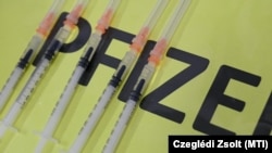 Компанії 8 грудня заявили, що хоча двох доз може бути недостатньо, вакцина «все ще ефективна» після третьої ін’єкції