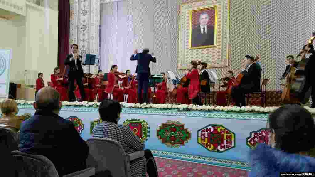 Döwletmämmet Ökdirow, Orkestriň studenti