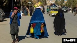 Грошові перекази від сім’ї та друзів з-за кордону стали порятунком для численних афганців, які намагаються купити їжу та інші предмети першої необхідності