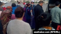 Жители Ашхабада в очереди за яйцами по 1 манату за штуку