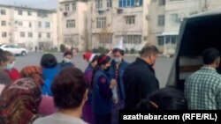 Türkmenistanda ýumurtga nobatyna duran ýaşaýjylar. Arhiw suraty