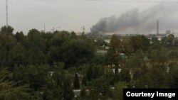"Навоийазот" заводида портлашдан сўнг ёнғин келиб чиққан. Сурат навоийлик манба томонидан олинган.