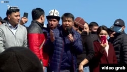 Жанарбек Акаев (ортодо) Ала-Тоо аянтындагы митингде сүйлөп жаткан учуру. Бишкек шаары. 7-октябрь, 2020-жыл.