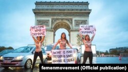 Актывісткі Femen пад Трыюмфальнай аркай 