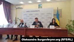 Ігор Поночовний (по центру праворуч), брифінг на тему незаконного переміщення кримських ув’язнених на територію Росії, 18 серпня 2021 року