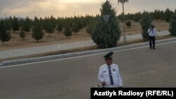 Berdimuhamedowlaryň maşgala agzalarynyň Awaza gelmegi bilen bagly, sebitiň köçelerinde howpsuzlyk işgärleriniň sany göz-görtele köpeldi. (Illýustrasiýa suraty)