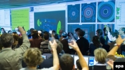 Planetamyzdan başga ýerlerdäki ýaşaýşy gözleýän pursatymyzda älemiň beýleki syrlaryna hem göz ýetirmek mümkin bolarmyka? Bu bolsa Äpet Hadron Kollaýderiniň iň esasy maksady.