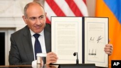 Нікол Пашинян під час підписання мирної угоди з Азербайджаном за посередництва Сполучених Штатів, серпень 2025 року