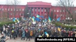 Початок Єврореволюції: студенти КНУ імені Шевченка та Києво-Могилянської академії в парку Шевченка в Києві на страйку, 26 листопада 2013 року