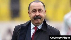 В Северной Осетии к инициативе своего именитого земляка заняться политикой отнеслись неоднозначно. Многие болельщики футбольного клуба «Алания» связывают провалы команды именно с ним и его семьей.
Фото: rusfootball.info