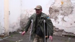 Скалiчений на Майданi на милицях їздить у зону АТО