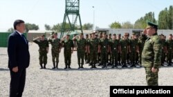 Президент Сооронбай Жээнбеков чек арачылар менен. Сүрөт Мамлекеттик чек ара кызматына таандык.