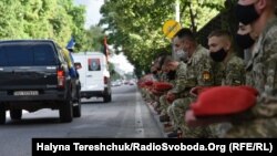 Попрощатися з Матвіївим прийшли його побратими, військовослужбовці, друзі по волонтерській і громадській роботі, однокурсники