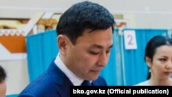 Алтай Кульгинов, в бытность акимом Западно-Казахстанской области, голосует на избирательном участке на досрочных выборах президента Казахстана 9 июня 2019 года, на которых, по данным ЦИК, победил Касым-Жомарт Токаев.