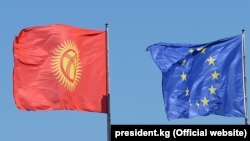 Кыргызстандын жана Европа Биримдигинин туулары.  