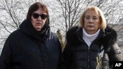 Լյուդմիլա Նավալնայան և Ալեքսեյ Նավալնիի այրի Յուլիայի մայրը՝ Ալլա Աբրոսիմովան, Բորիսովյան գերեզմանատուն, Մոսկվա, 2 մարտի, 2024թ.