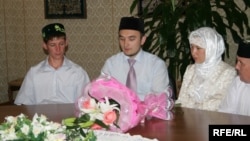 Иккинчи ва учинчи хотинга уйланаëтганлар одатда расмий эмас¸ шаръий никоҳдан ўтиш билан чекланадилар..