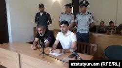 Арарат Хандоян (слева) в суде, Гюмри, 16 июля 2018 г.