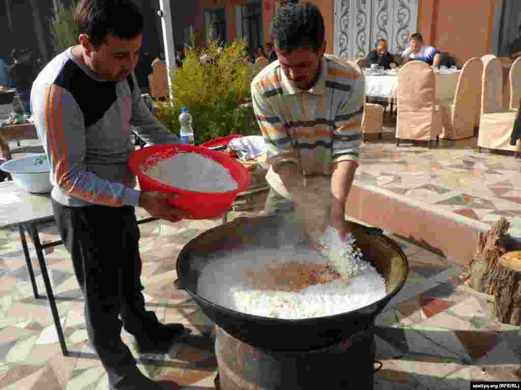 Акрам Садуллаев готовит плов по-узбекски. Шымкент, 25 октября 2014 года. 