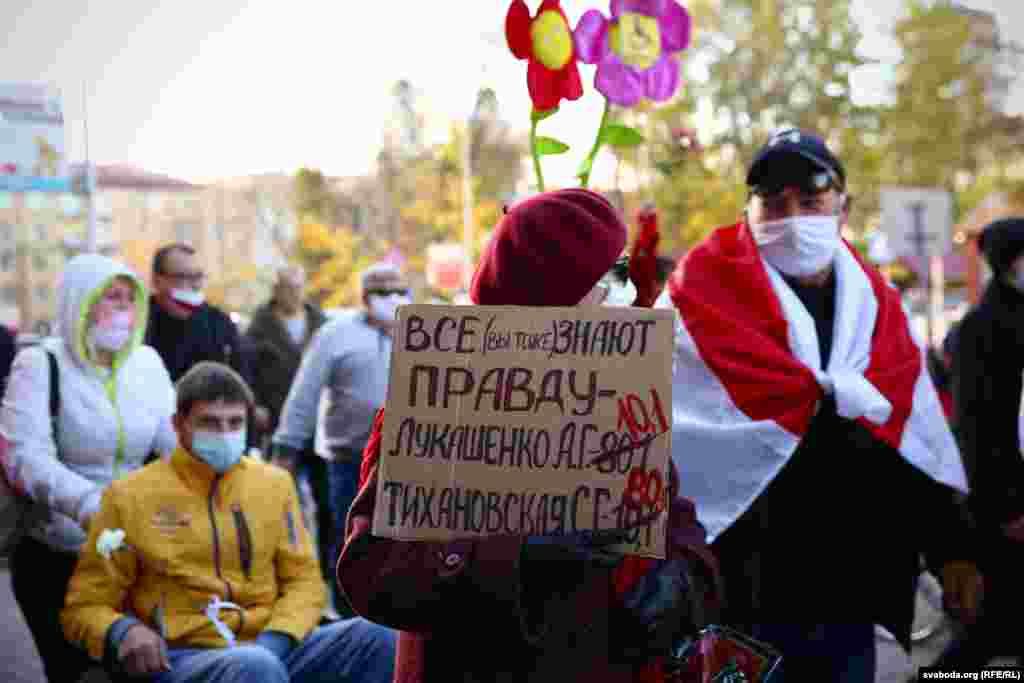 Люди з інвалідністю під час акції опозиції в Мінську 22 жовтня. На плакаті написано: &laquo;Всі (ви теж) знають правду&raquo;