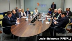 Станіслав Асєєв (другий зліва) під час зустрічі з групою американських сенаторів в офісі Радіо Свобода у Празі, 14 лютого 2020 року