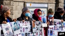 Шинжаңдагы жакындарын бошотууну талап кылгандар Кытайдын Алматы консулдугунун алдында. 12-май, 2021-жыл. Архив сүрөт.