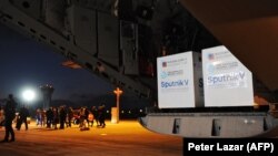 Першу партію російської вакцини «Спутнік V» привезли військовим літаком до Словаччини ще 1 березня 2021 року, але вона досі не може бути схвалена в цій країні, як і в усьому Євросоюзі