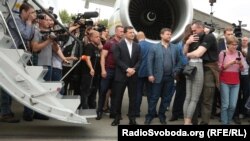 Сустрэча украінцаў у аэрапорце Кіева