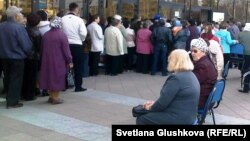 Зейнеткерлер "Жастар" сарайында жол жүру билетінің кезегінде тұр. Астана, 13 сәуір 2011 жыл.   