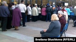 Пенсионеры стоят в очереди возле дворца "Жастар" за льготными проездными билетами. Астана, 13 апреля 2011 года. Иллюстративное фото.  