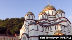 Как не раз подчеркивалось в ходе заседания, законопроект ни в коей мере не направлен на ущемление прав христианской церкви либо иных религиозных общин со стороны государства, а преследует цель упорядочить их взаимоотношения