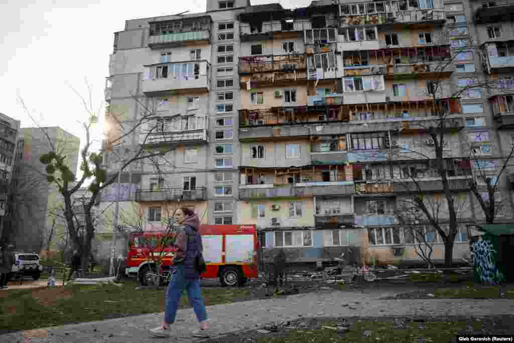 Наслідки пожежі в житловому будинку, яку спричинила атака БПЛА. На фото видно, що з цього боку будинку майже не залишилося вікон, що вціліли