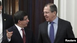 Встреча глав МИД России и Турции - Сергея Лаврова (справа) и Ахмета Давутоглу, Москва, 25 января 2012 г. 